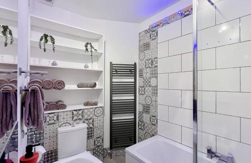 Gloucester Apartment | Apartment Three - Uk48495
