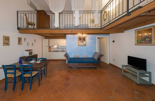 Campiglia Marittima Apartment | Apartment 'Villa I Tigli - Pansy' with Shared Pool, Wi-Fi and Air Conditioning