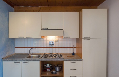 Campiglia Marittima Apartment | Apartment 'Villa I Tigli - Iris' with Shared Pool, Wi-Fi and Air Conditioning