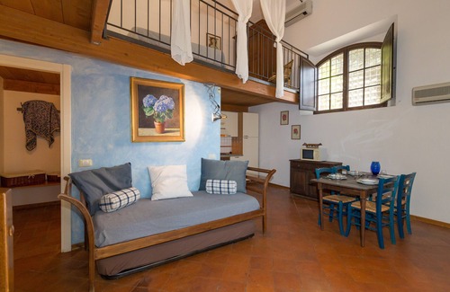 Campiglia Marittima Apartment | Apartment 'Villa I Tigli - Iris' with Shared Pool, Wi-Fi and Air Conditioning