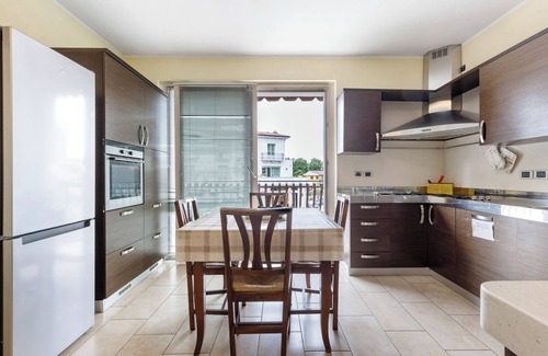 Peschiera del Garda Apartment | Apartment 'Venezia' with Wi-Fi and Air Conditioning