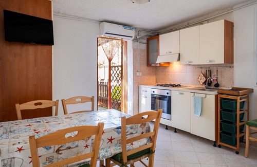 Punta Prosciutto Apartment | Apartment 'Villa Ada Depandance' with Shared Garden, Wi-Fi and Air Conditioning