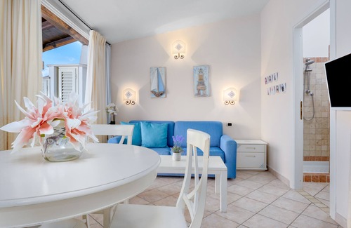 Li Cuncheddi Apartment | Apartment 'Vista Mare' with Sea View, Shared Pool and Air Conditioning