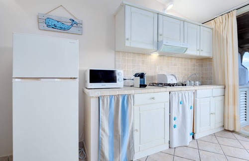 Li Cuncheddi Apartment | Apartment 'Vista Mare' with Sea View, Shared Pool and Air Conditioning