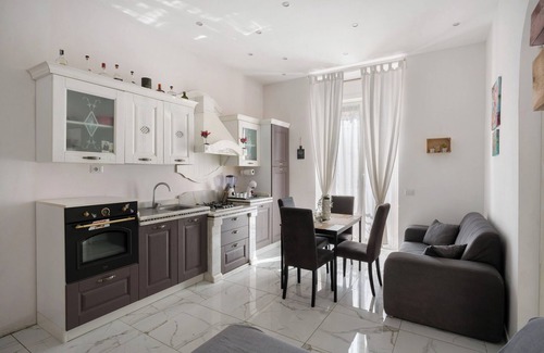Naples Apartment | Apartment 'Whiteandblacknapoli' with Balcony, Wi-Fi and Air Conditioning