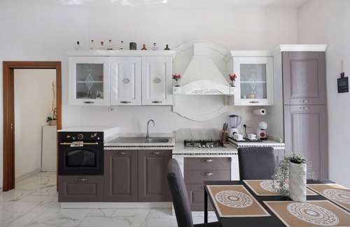 Naples Apartment | Apartment 'Whiteandblacknapoli' with Balcony, Wi-Fi and Air Conditioning