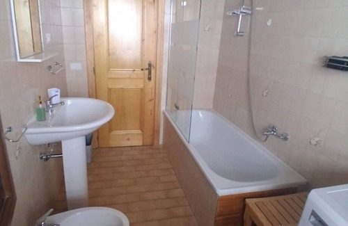 Auronzo di Cadore Apartment | Apartment with Lake View in Auronzo