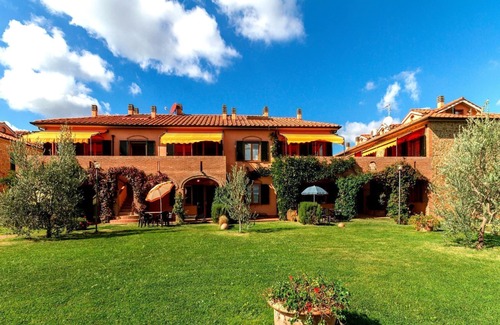 Sughera Apartment | Apartment with A/C, pool, WIFI, TV, veranda, pets allowed, panoramic view, close to San Gimignano