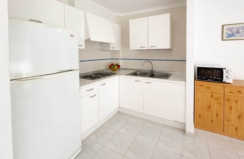 L'Escala Apartment | Apartment with community pool and garden