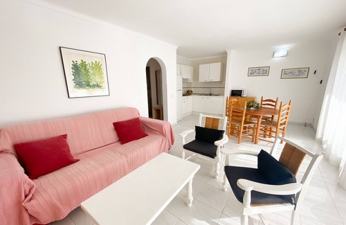 L'Escala Apartment | Apartment with community pool and garden