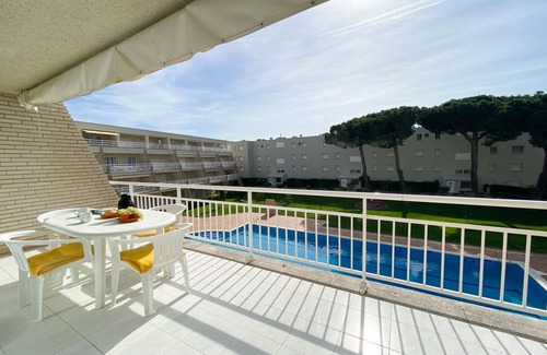 L'Escala Apartment | Apartment with community pool and garden