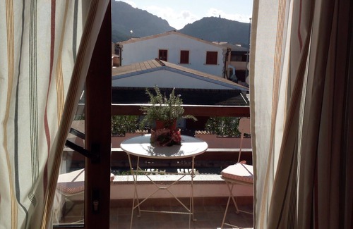 Viddalba House | Apartment with communal pool, garden and terrace overlooking the hills