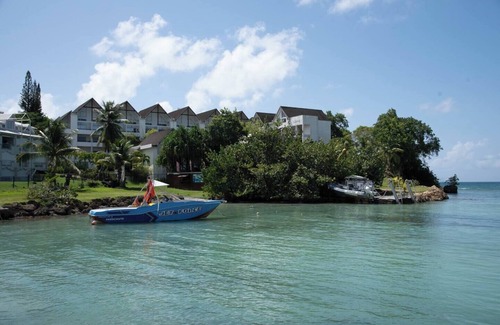 Pointe de la verdure Apartment | Apartment with direct beach access and private parking, secure residence.