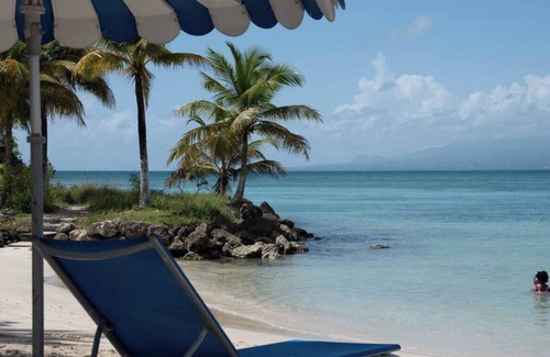 Pointe de la verdure Apartment | Apartment with direct beach access and private parking, secure residence.
