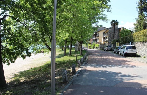 Minusio Apartment | Apartment with flowered terrace, close to the lake