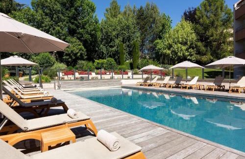 Ferney-Voltaire Apartment | Apartment with pool park view