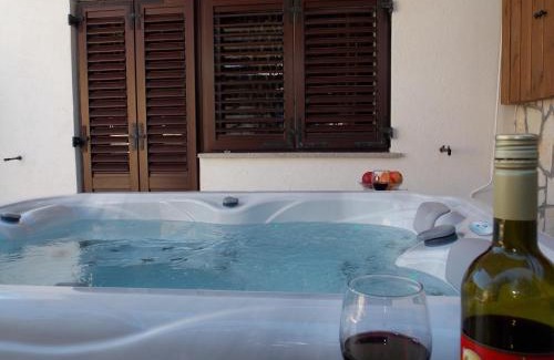 Njivice Apartment | Apartment with private garden, hot tub, WiFi, SAT TV, Klima, near beach