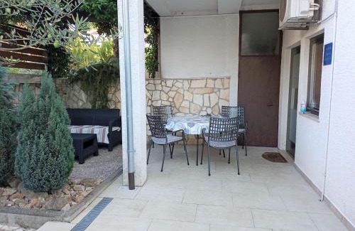 Njivice Apartment | Apartment with private garden, hot tub, WiFi, SAT TV, Klima, near beach