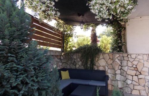 Njivice Apartment | Apartment with private garden, hot tub, WiFi, SAT TV, Klima, near beach