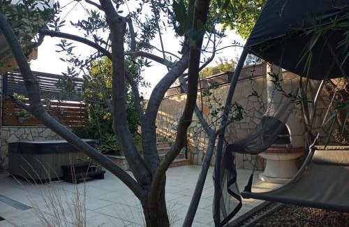 Njivice Apartment | Apartment with private garden, hot tub, WiFi, SAT TV, Klima, near beach