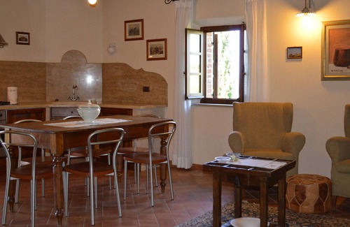 Asciano House | Apartment with swimming pool, fenced, Toscana, wi-fi, pets allowed