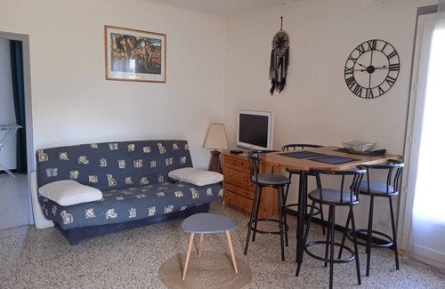 Gignac Apartment | Apartment with terrace and garden.