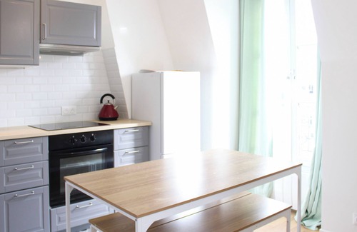 Clichy Apartment | Apartment with Wifi near Paris