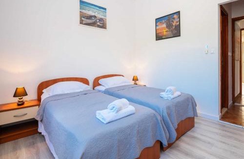 Komolac Apartment | Apartments Azzurro- Three Bedroom Apartment with Terrace and Hot Tub Azzurro I-donji