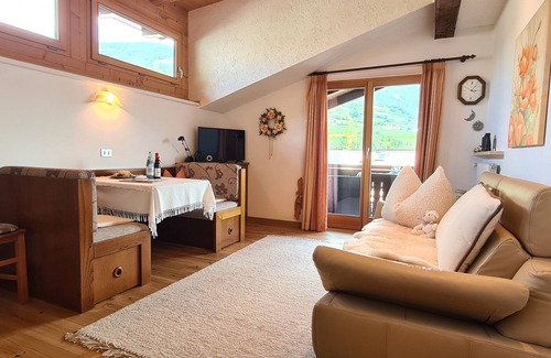 Rifiano Apartment | Apartments Innerhofer Apartment with balcony and mountain view