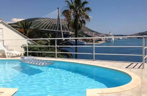 Lozica Apartment | Apartments Lozica - Comfort Studio Apartment with Terrace and Sea View