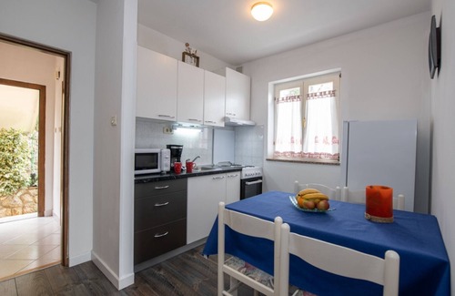 Ika Apartment | Apartments Mirjana IKA - Studio Apartment With Balcony (A1)