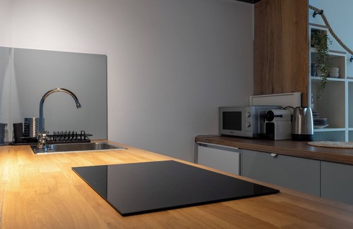 Nivy Apartment | Apollo Luxe Studio & Near Donwtown, Parking