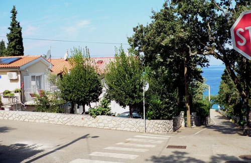 Njivice Apartment | app. 42 m², bathroom, bedroom with balcony, living room, terrace, kitchen, beach