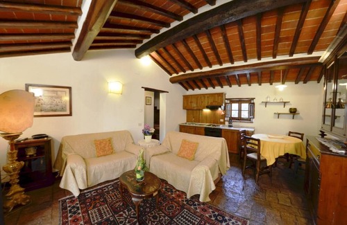 San Pietro a Cegliolo Apartment | APP. GERANIO x4 Beautiful farmhouse surrounded by nature, with swimming pool just 3 km from Cortona