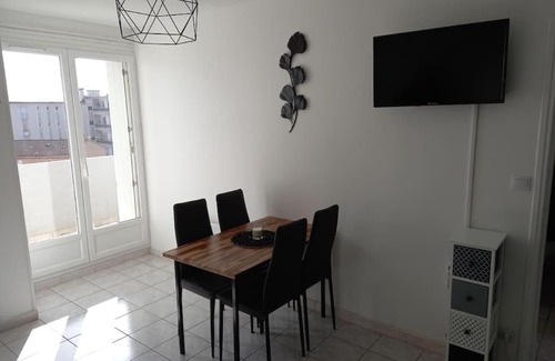Anatole France Apartment | Appart 2/4 pers proche centre avec Balcon, Parking