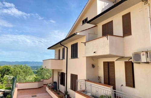 Guardistallo Apartment | Appartamento di Charme con Vista Panoramica Sulla Campagna Toscana Fino al Mare