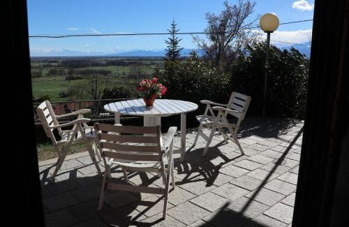 Piossasco Apartment | Appartamento in villa con vista Monviso
