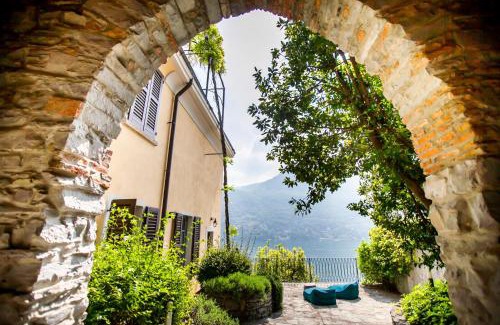 Moltrasio Apartment | Appartamento in Villa Fioravante by Wonderful Italy