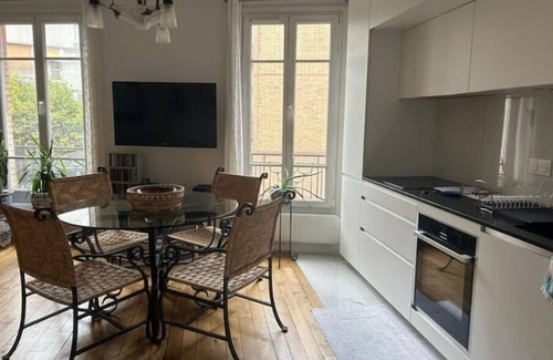 Republique–Point-du-Jour Apartment | Appartement Contemporain Entièrement Rénové Récemment, Élégant et Lumineux