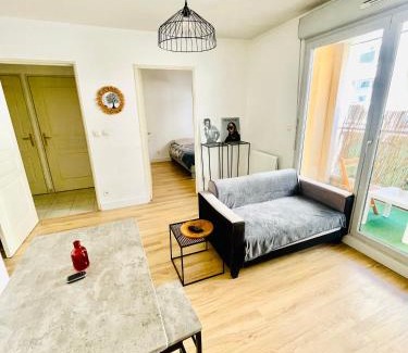 Villefranche-sur-Saone Apartment | Appartement avec place de parking et piscine