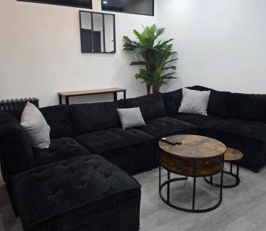 Foix Apartment | Appartement 120m2 - 10 couchages - 3ch - centre Foix - 2 sdb-2 wc - Parking gratuit à 1 Minute