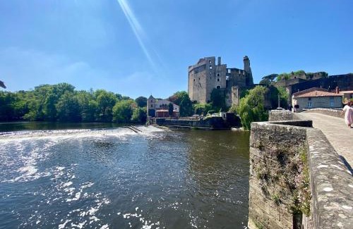Clisson Apartment | Appartement atypique avec wifi au cœur de Clisson - FR-1-306-1310