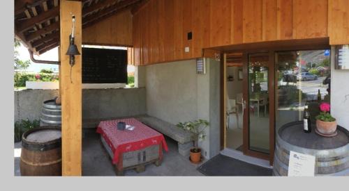 Busserach Apartment | Appartement avec salle de bain, parking à la vigne