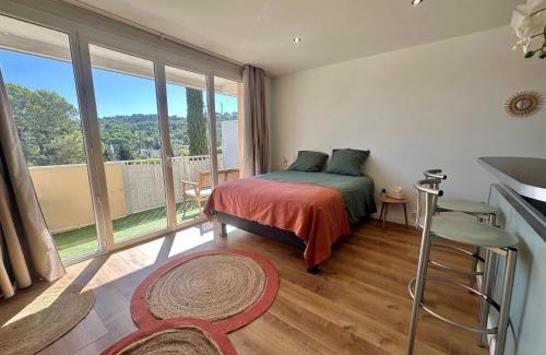 Carnoux-en-Provence Apartment | Appartement avec terrasse proche Cassis