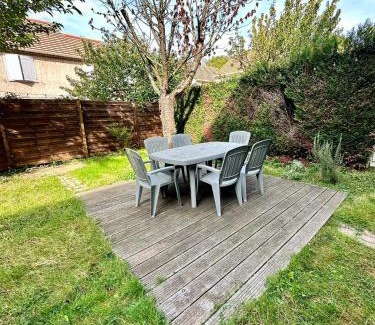 Les Aunettes Apartment | Appartement calme avec jardin proche de Paris