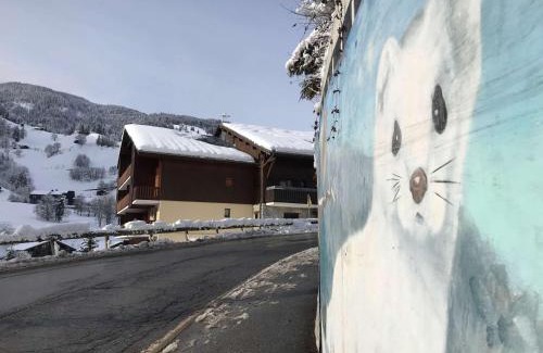 Areches Apartment | Appartement cosy à Arêches, 50m des pistes, terrasse ouest et piscine l'été - FR-1-342-249