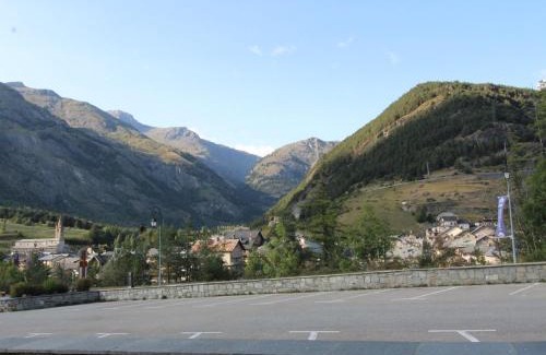 Termignon Apartment | Appartement cosy 4 pers - Pied des pistes, balcon et wifi gratuit - FR-1-508-193