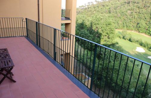 Cogoleto Apartment | Appartement Dans un Terrain de Golf, 5 min de la mer en Voiture, Parking Gratuit