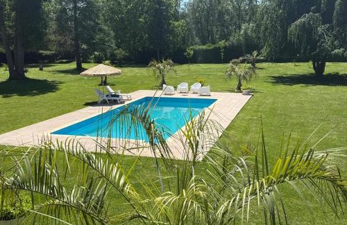 Isles-les-Villenoy Apartment | Appartement familial au bord de la Marne, jardin tropical , piscine, tennis, terrasse, parking gratuit proche Disneyland