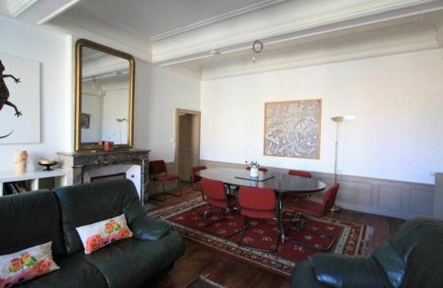 Toul Apartment | Appartement Historique au Centre de Toul, Proche Cathédrale, Tous Services Inclus - FR-1-584-74